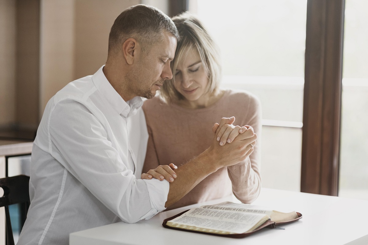 Reacendendo a paixão: dicas para apimentar um casamento cristão Reacendendo a paixão: dicas para apimentar um casamento cristão