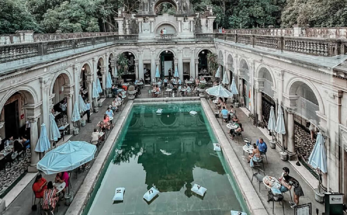 Pessoas na piscina no parque do Rio De Janeiro