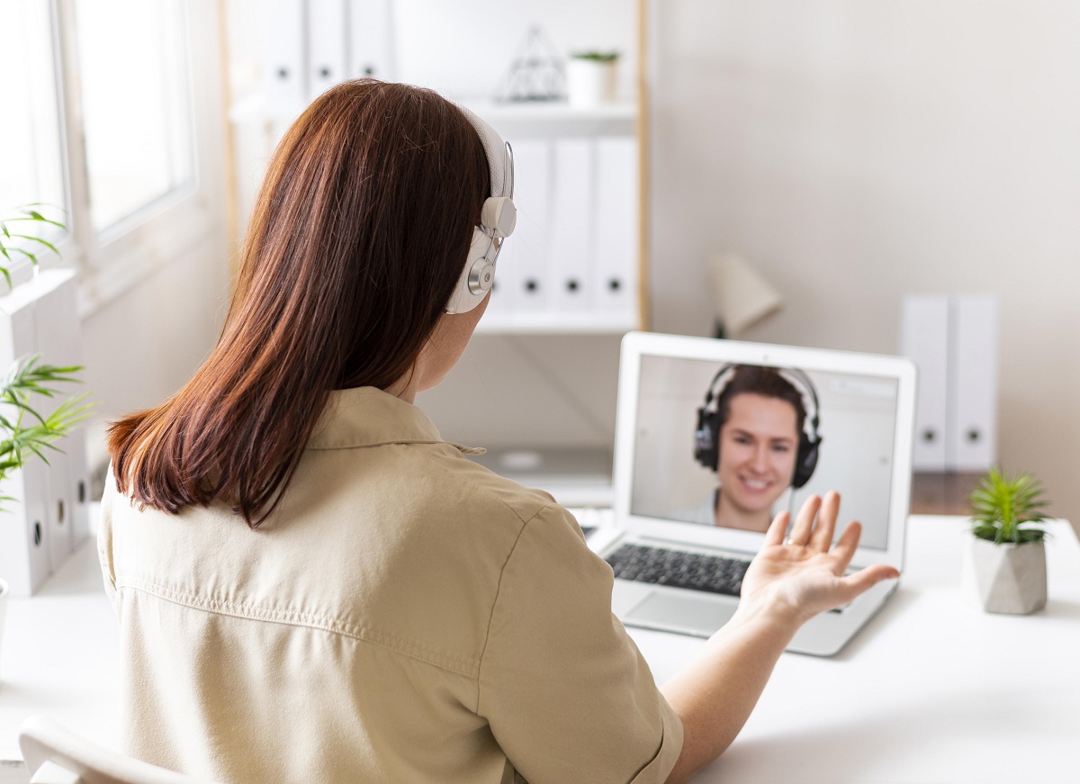 Mulher trabalhando com video-chamada em plataforma digital