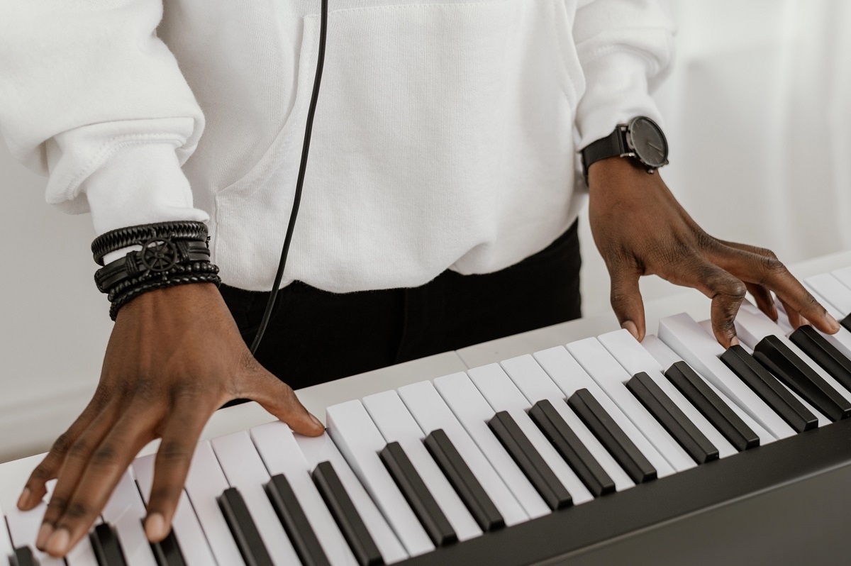 Explorando sons e recursos avançados de pianos digitais modernos