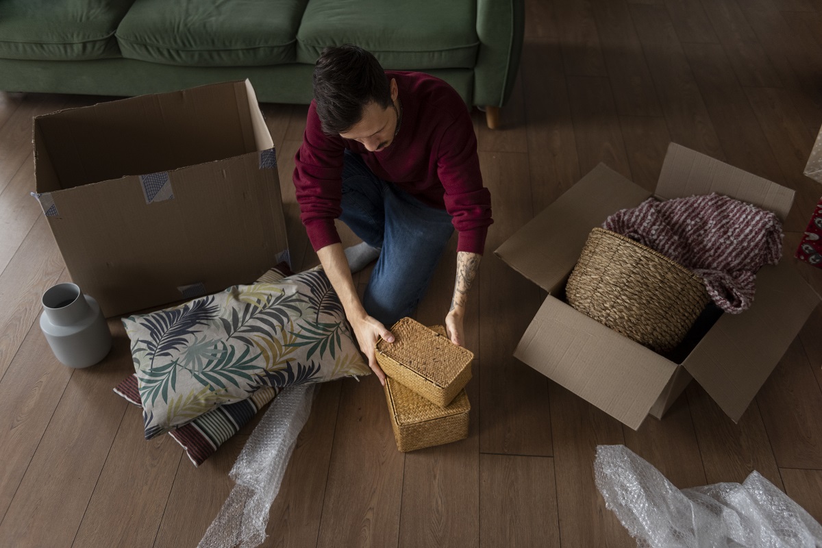 Jovem adulto se mudando para sua nova casa Jovem adulto se mudando para sua nova casa