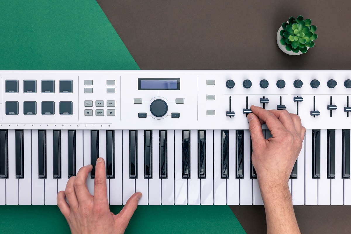 Mãos de um homem tocando teclas musicais em um teclado Mãos de um homem tocando teclas musicais em um teclado