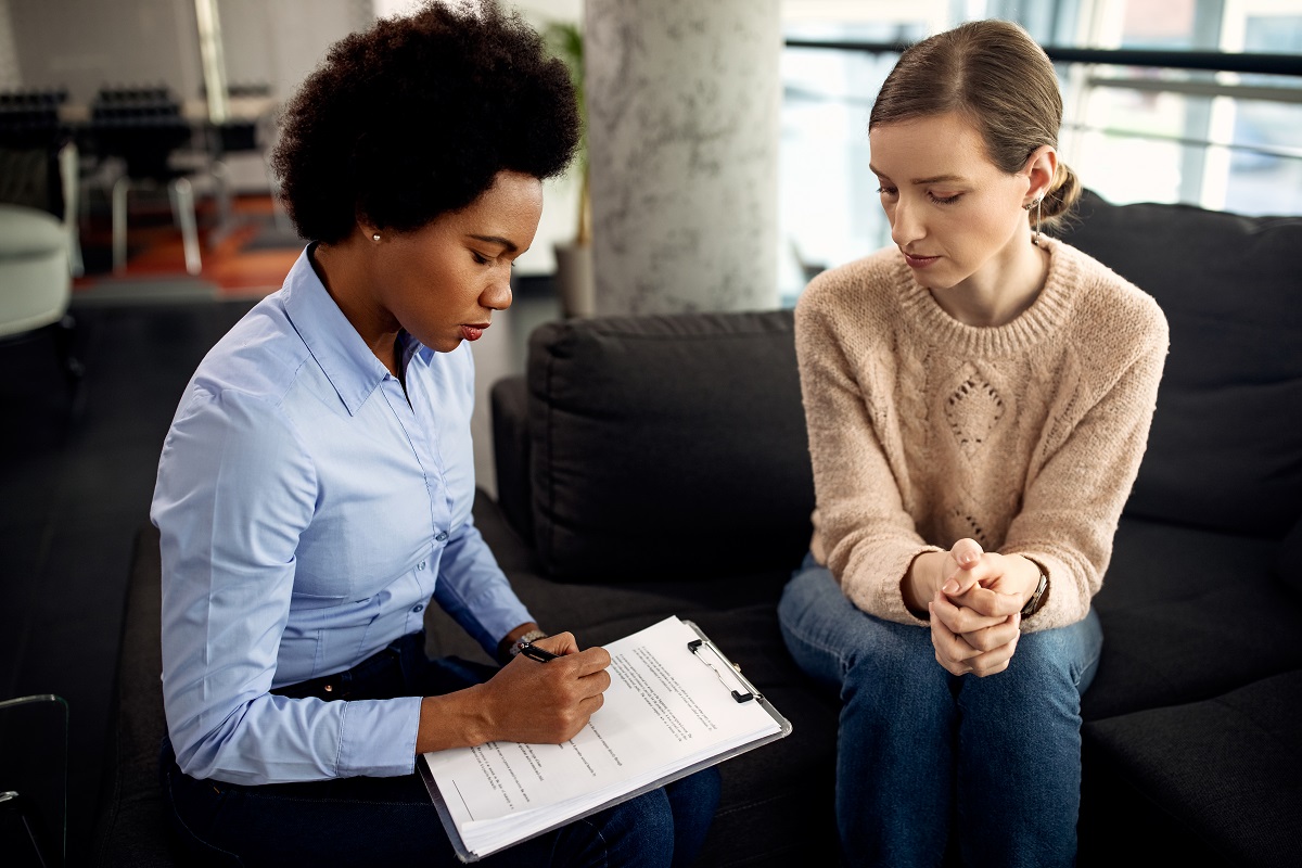 Mulher em consulta com psicólogo Mulher em consulta com psicólogo